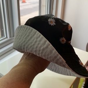 Alice + Olivia Reversible bucket hat! So cute. Women’s standard size.